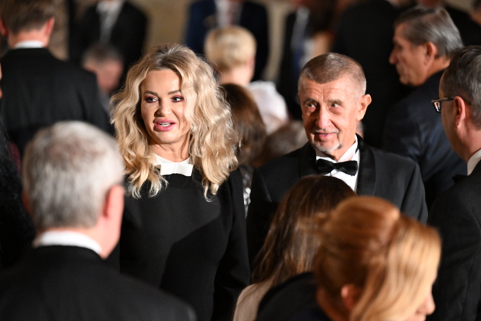FOTO: Monika Babišová po boku Andreje Babiše. – stránka 32