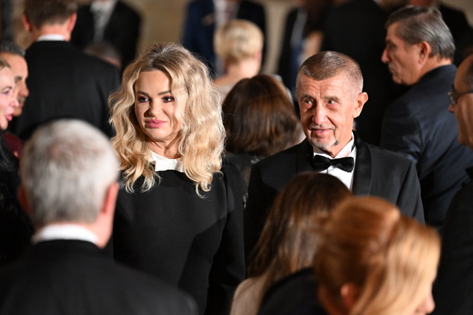 FOTO: Manželé Babišovi na slavnostním ceremoniálu. – stránka 31