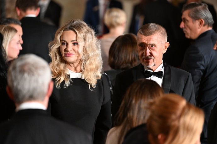FOTO: Monika Babišová zvolila pro slavnostní večer černé šaty. – stránka 30