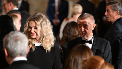 FOTO: Elegantní outfit Moniky Babišové s výrazným bílým detailem u krku.