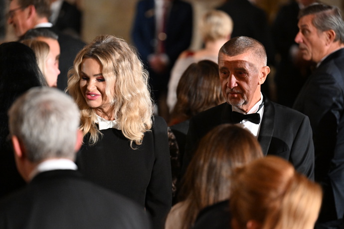 FOTO: Elegantní outfit Moniky Babišové s výrazným bílým detailem u krku. – stránka 29