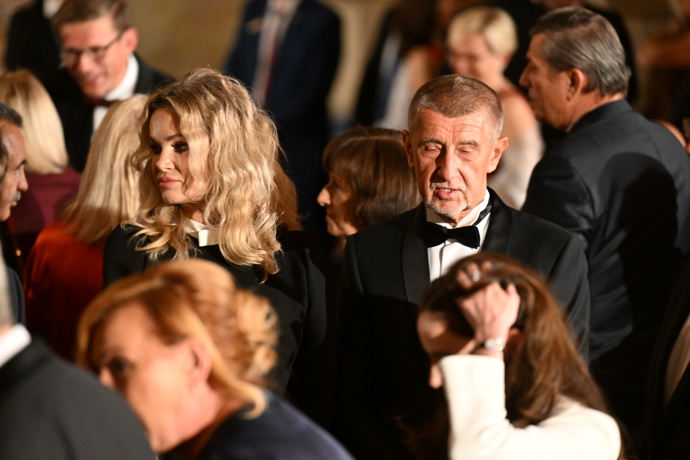 FOTO: Monika Babišová během udílení státních vyznamenání. – stránka 28