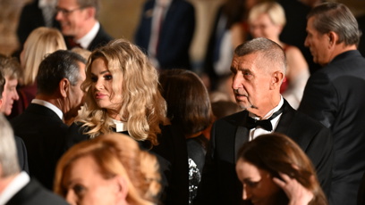 FOTO: Černé šaty Moniky Babišové s bílou mašlí.