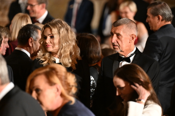 FOTO: Černé šaty Moniky Babišové s bílou mašlí. – stránka 26