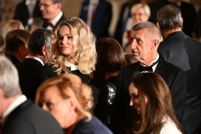 FOTO: Andrej Babiš s Monikou Babišovou ve Vladislavském sále. – stránka 24