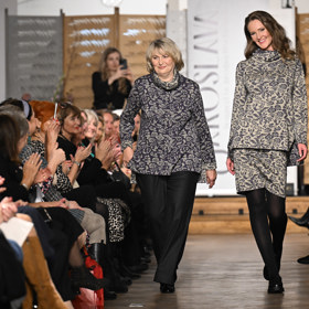 Na mole se Eliška Balzerová procházela mezi modelkami jako jedna z nich.