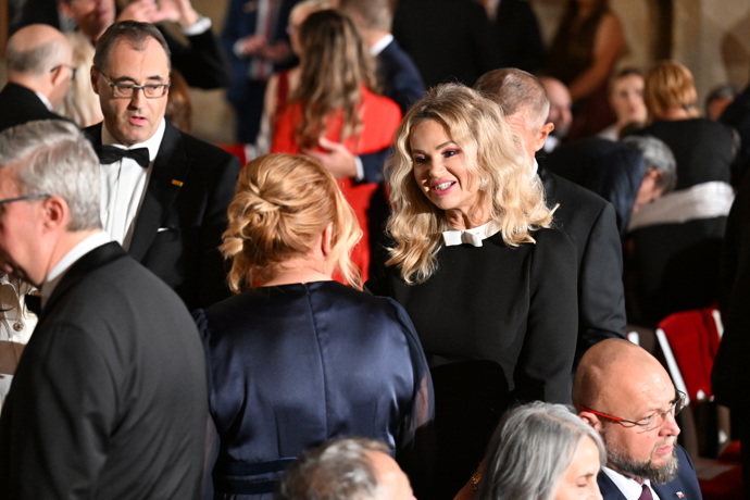 FOTO: Večerní líčení Moniky Babišové. – stránka 21