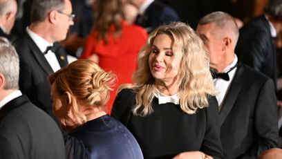 FOTO: Monika Babišová v rozhovoru s dalšími hosty.