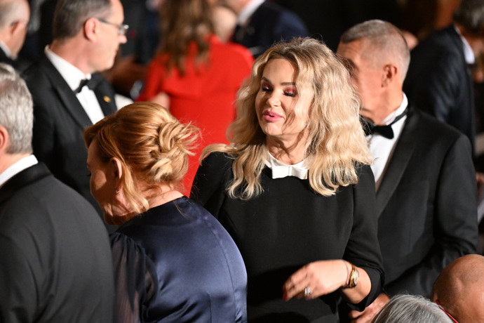 FOTO: Monika Babišová v rozhovoru s dalšími hosty. – stránka 20