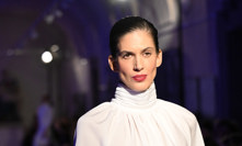 Aneta vynesla bílé šaty.