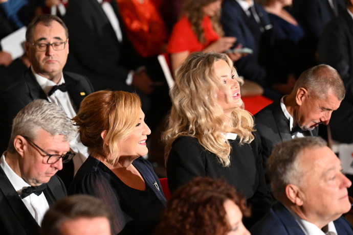 FOTO: Monika Babišová v elegantní černé róbě. – stránka 18