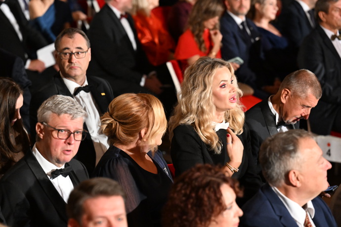 FOTO: Monika Babišová na akci k státnímu svátku. – stránka 16