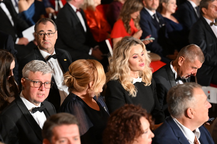 FOTO: Pohled Moniky Babišové během ceremoniálu. – stránka 15
