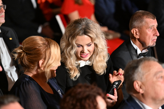 FOTO: Monika Babišová na Pražském hradě. – stránka 14