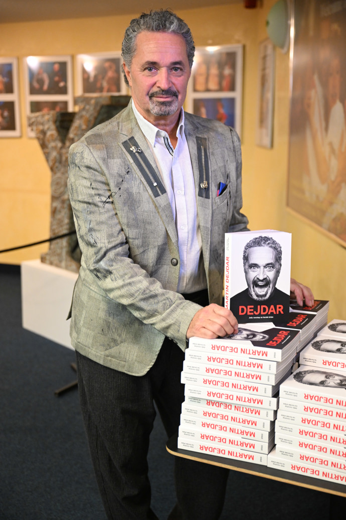 FOTO: Martin Dejdar se svou knihou. – stránka 40