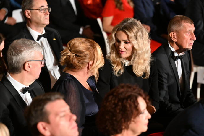 FOTO: Andrej Babiš vzal sebou Moniku. – stránka 12