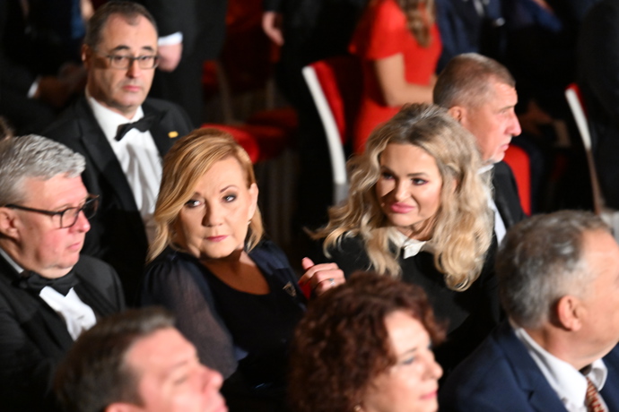 FOTO: Monika Babišová s Alenou Schillerovou. – stránka 11