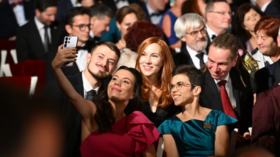 FOTO: Někteří hosté, zejména pak členové Pirátů si udělali před začátkem předávání státního vyznamenání selfíčko.