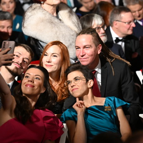 Členové Pirátů si udělali před začátkem předávání státního vyznamenání selfíčko.