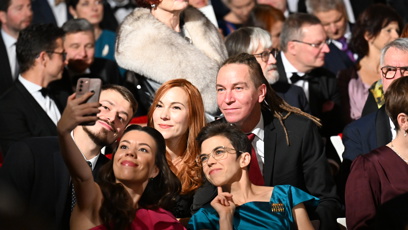 FOTO: Někteří hosté, zejména pak členové Pirátů si udělali před začátkem předávání státního vyznamenání selfíčko.