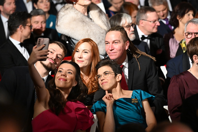 FOTO: Někteří hosté, zejména pak členové Pirátů si udělali před začátkem předávání státního vyznamenání selfíčko. – stránka 29