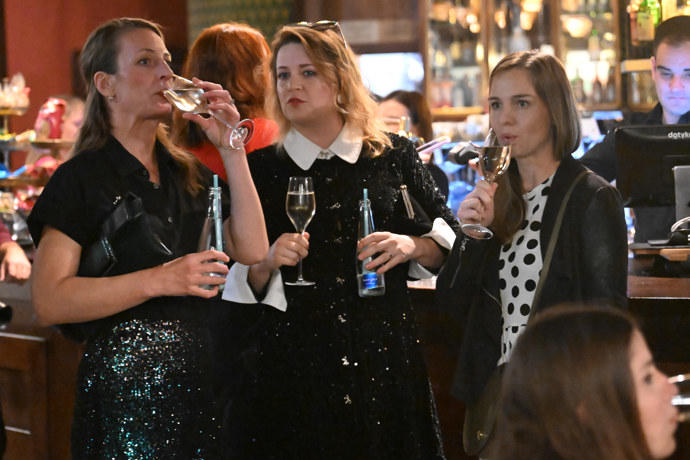 FOTO: Anna Polívková si večer užívala se skleničkou v ruce. – stránka 18