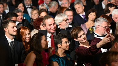 FOTO: Někteří hosté, zejména pak členové Pirátů si udělali před začátkem předávání státního vyznamenání selfíčko.