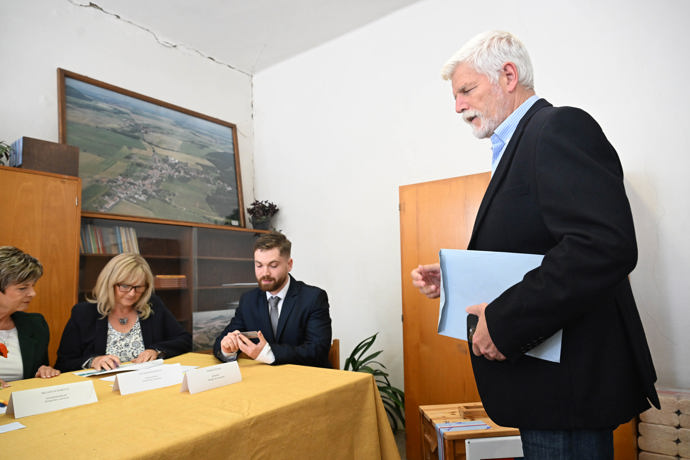 FOTO: Petr Pavel u voleb. – stránka 4