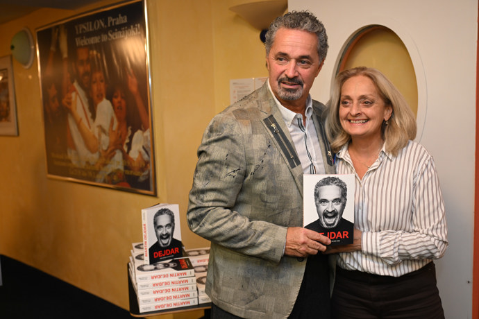 FOTO: Křest knihy si nenechal ujít ani Martinova sestra. – stránka 28