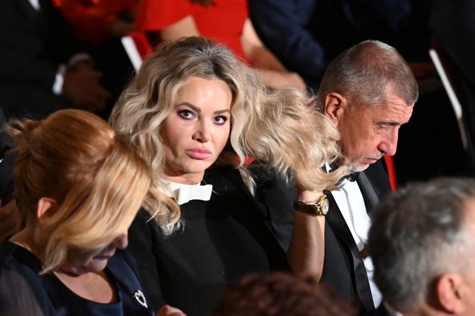 FOTO: Monika Babišová si upravovala vlasy. – stránka 8