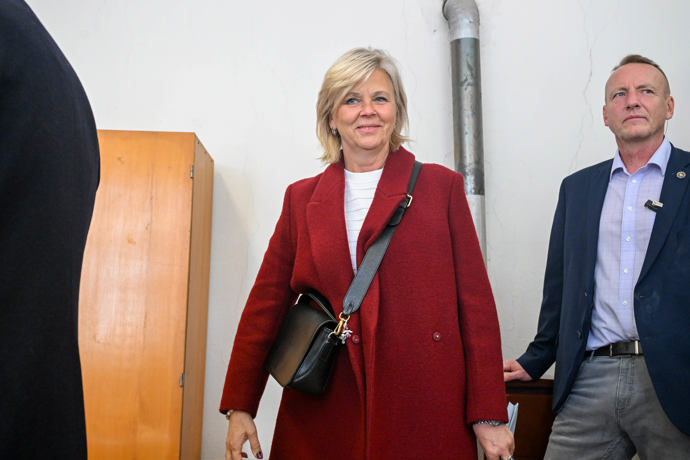 FOTO: Eva Pavlová u voleb. – stránka 2