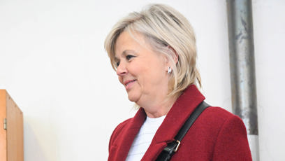 FOTO: Eva Pavlová dorazila v červeném kabátu.