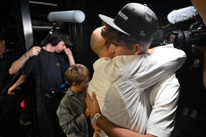 FOTO: Aleš Lehký v objetí se svým synem. – stránka 12