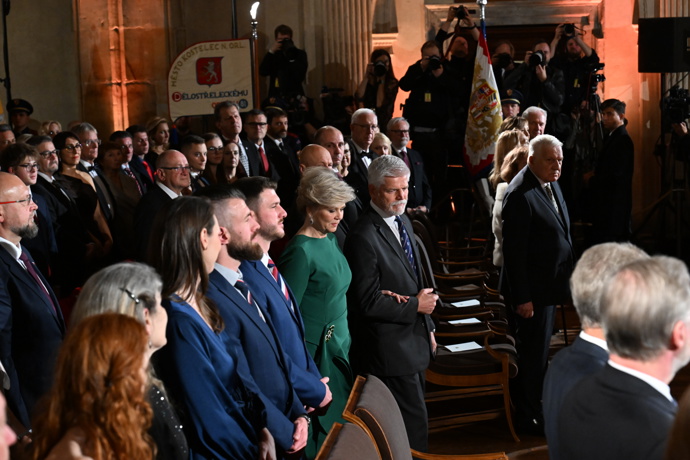 FOTO: První dáma Eva Pavlová zvolila pro slavnostní večer smaragdově zelenou róbu. – stránka 19