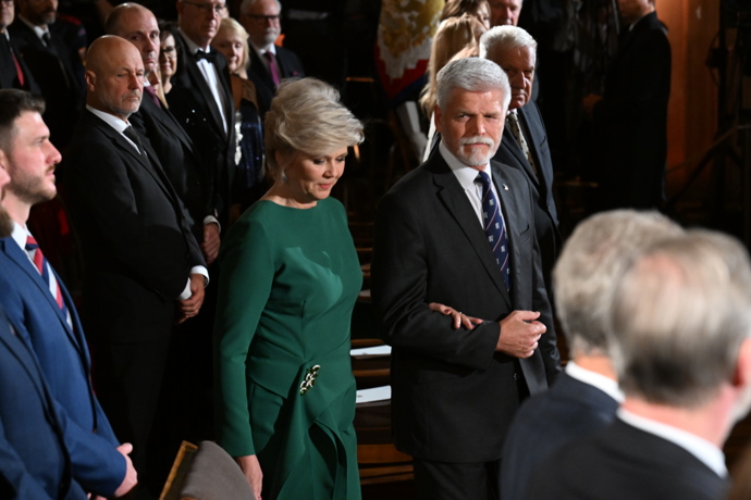 FOTO: Elegantní zelené šaty s dlouhými rukávy. – stránka 18