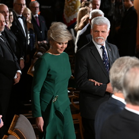 První dáma Eva Pavlová v zelených šatech na slavnostním ceremoniálu.