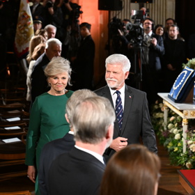 Elegantní róba Evy Pavlové inspirovaná českou krajinou.