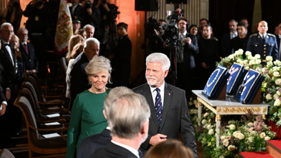 FOTO: Šaty jednoduchého střihu nechaly vyniknout barvu.