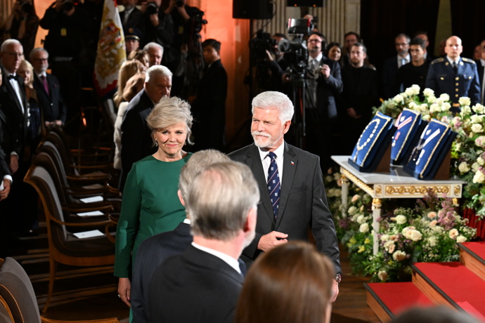 FOTO: Šaty jednoduchého střihu nechaly vyniknout barvu. – stránka 17
