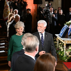 Eva Pavlová si nechala vlasy natupírovat a vyčesat do slušivého drdolu. 