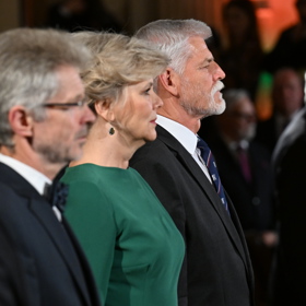 Zelené šaty Evy Pavlové na Pražském hradě.