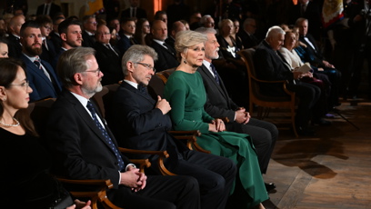 FOTO: První dáma sedí v sále během ceremoniálu.