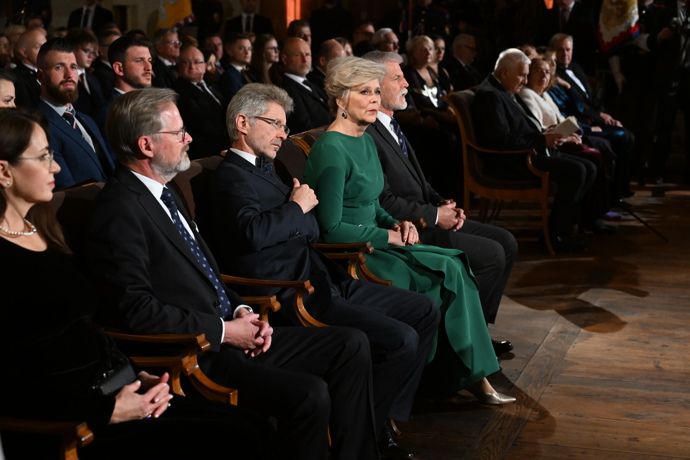 FOTO: První dáma sedí v sále během ceremoniálu. – stránka 33
