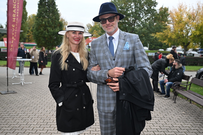 FOTO: Velká pardubická je významnou společenskou událostí. – stránka 92