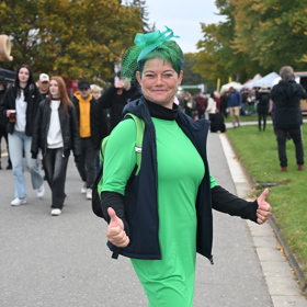 Křiklavě zelený fascinátor v podání veselé dámy v zeleném.  Zelenou barvu zopakovala i na šatech a vše doplnila zelenými teniskami.