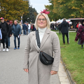 Mnohé kloboučky či fascinátory byly jen velmi decentní připomínkou dress codu. 