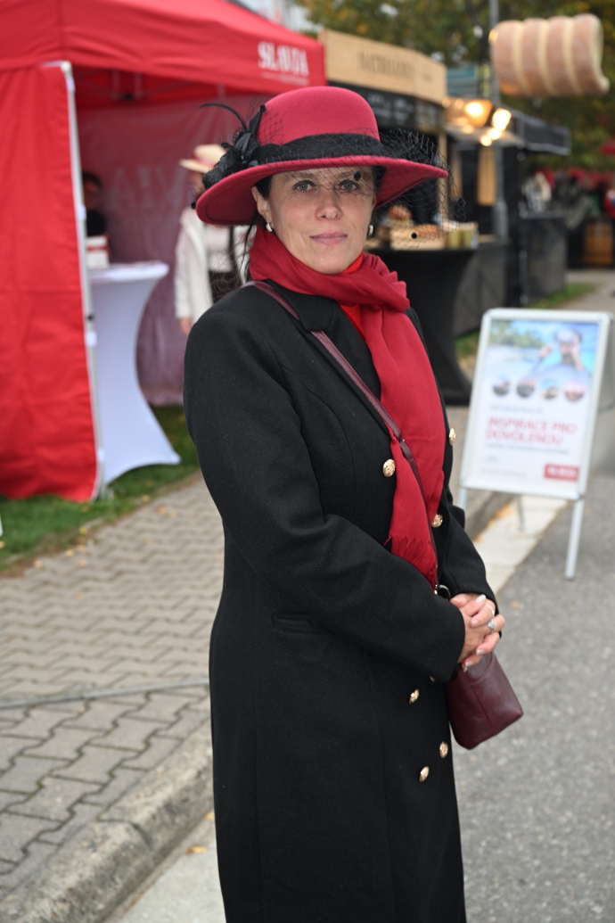 FOTO: Nechyběly ani elegantní outfity. – stránka 90