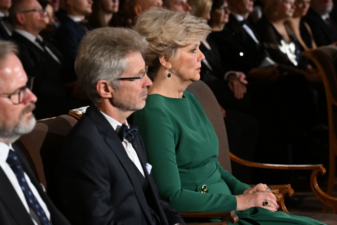 FOTO: Prsten a ladící náušnice doplňují celkový vzhled první dámy. – stránka 28