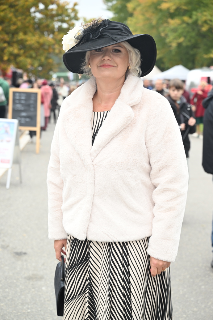 FOTO: Velká pardubická 2025 nabídla zajímavé outfity. – stránka 85