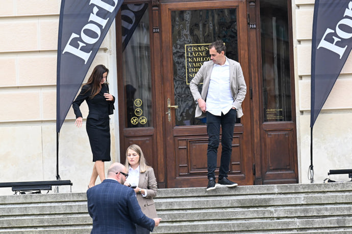 FOTO: Šéfkuchař Filip Sajler s manželkou. – stránka 11